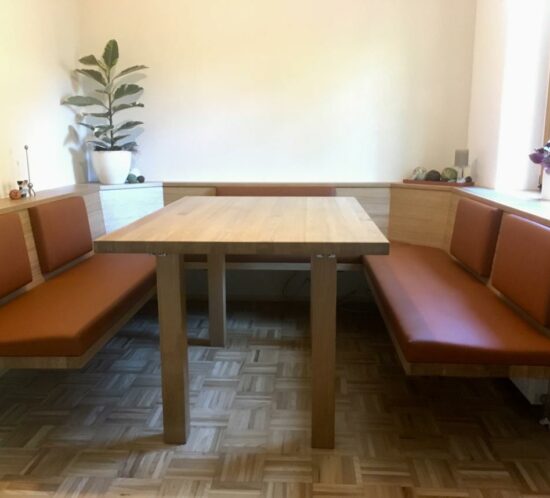 Eckbank mit Holztisch in Essbereich