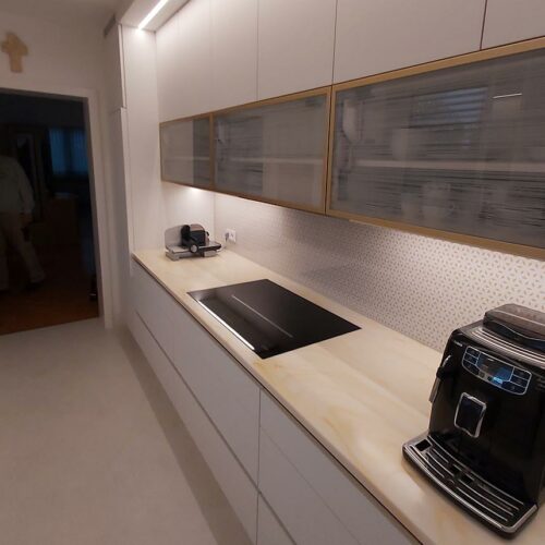 Moderne Küche mit eingebautem Kochfeld und Kaffeemaschine