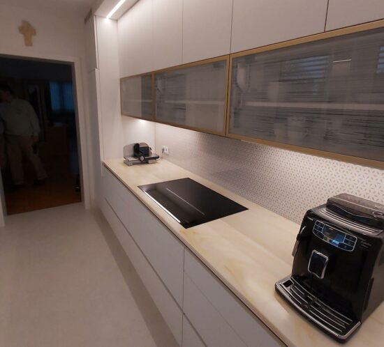 Moderne Küche mit eingebautem Kochfeld und Kaffeemaschine