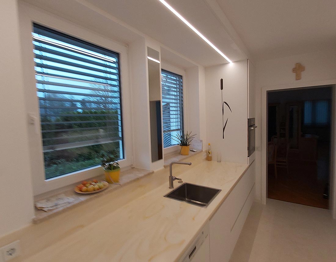 Küchenarbeitsplatte mit Spüle und Fenster