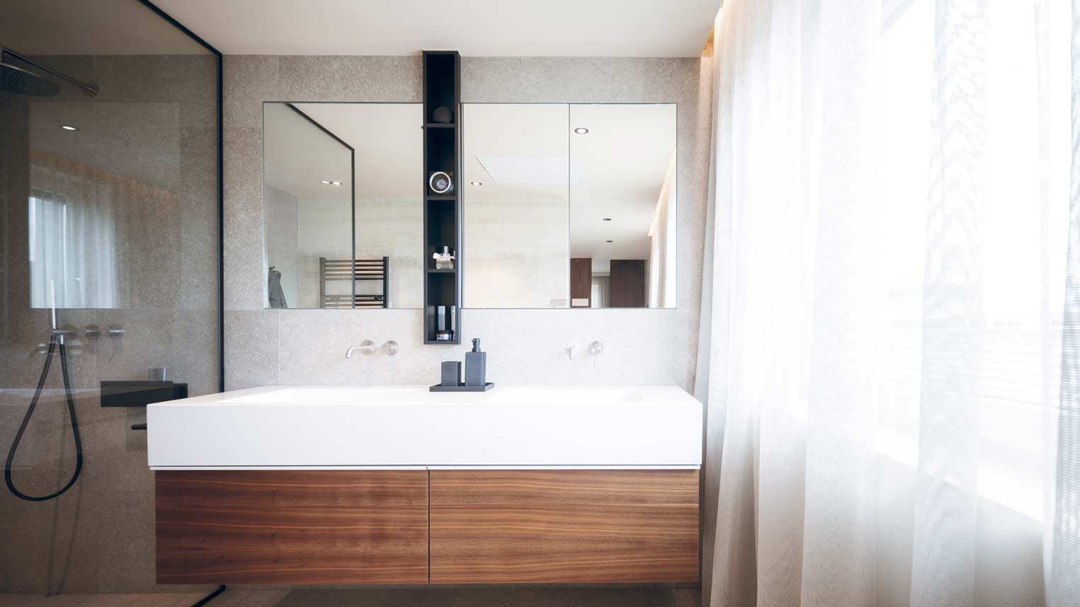 Modernes Badezimmer mit großem Spiegel, Waschbecken und Holzunterschrank.