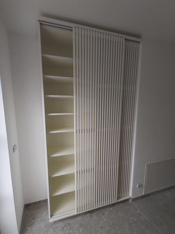 Schrank mit Lamellenschiebtüren