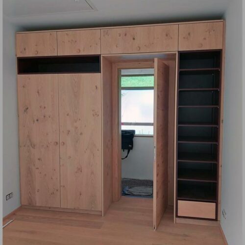 Einbauschrank mit versteckter Tür