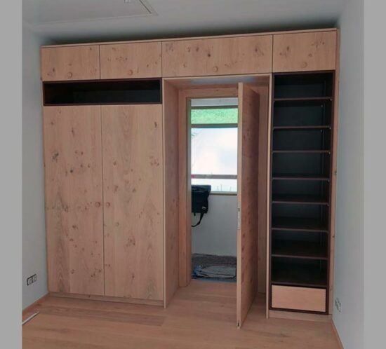 Einbauschrank mit versteckter Tür