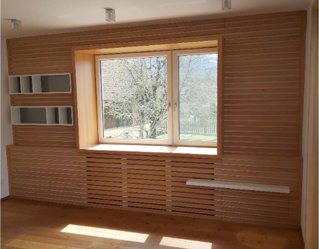 Wohnwand aus Lärchenholz mit integriertem Fenster und Regalfächern.