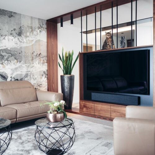 Wohnzimmer mit modernem Design und dekorativer Rückwand.