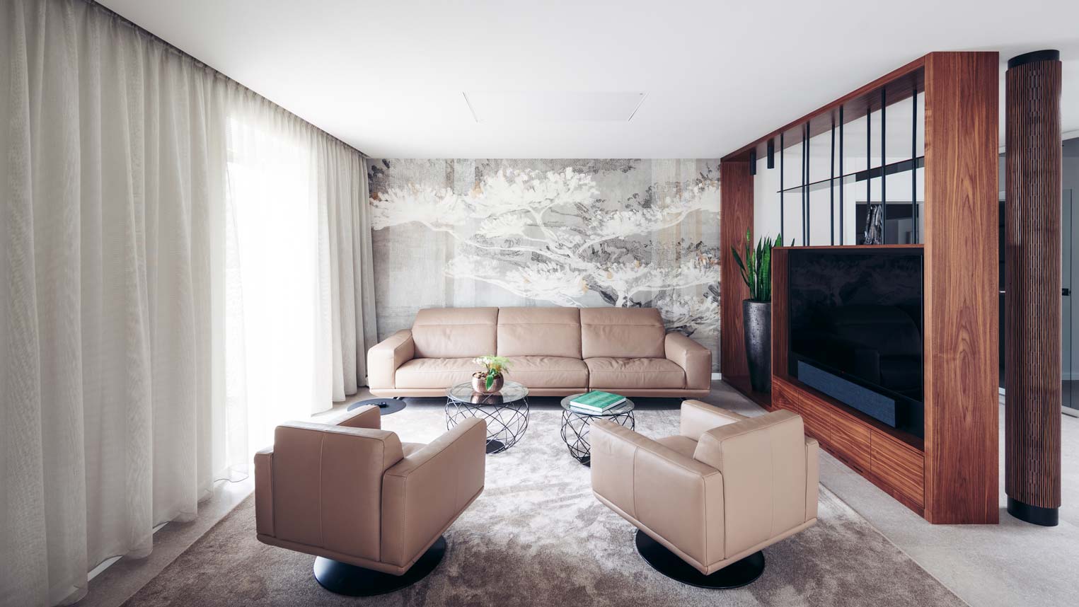 Elegantes Wohnzimmer mit beigen Ledermöbeln und stilvoller Wandgestaltung.