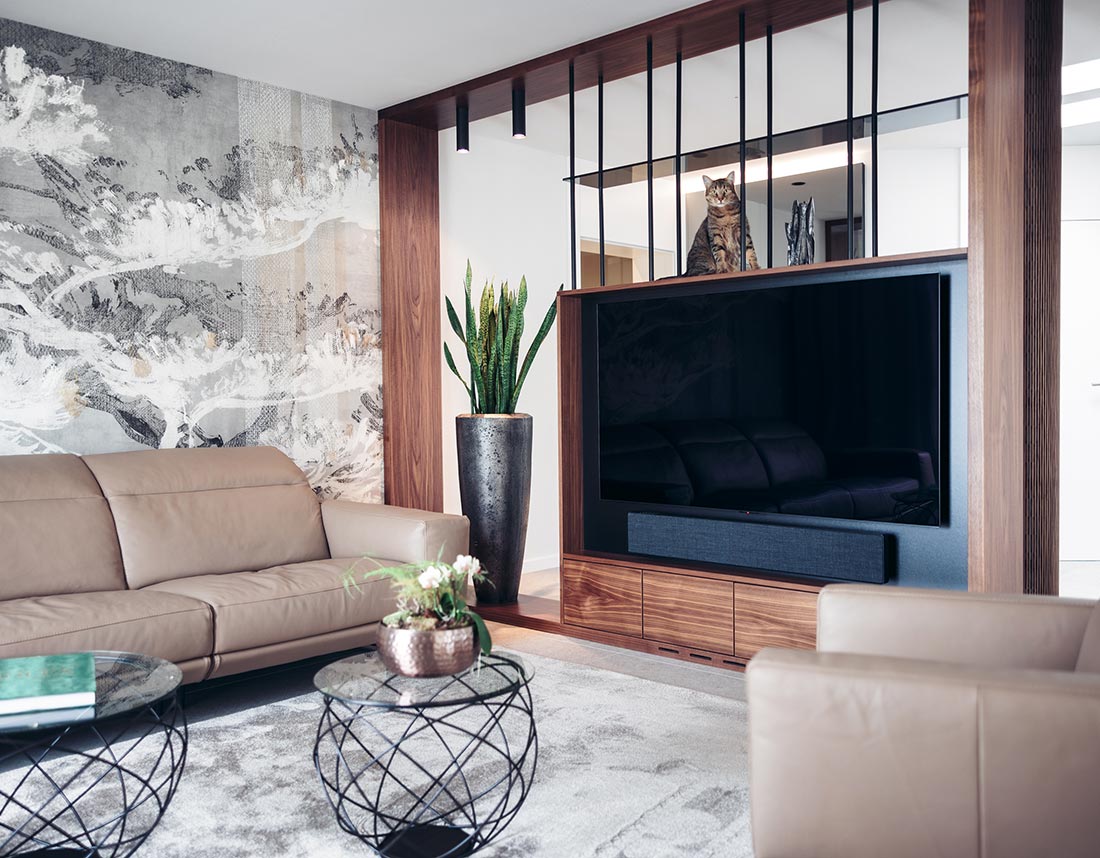 Wohnzimmer mit modernem Design und dekorativer Rückwand.