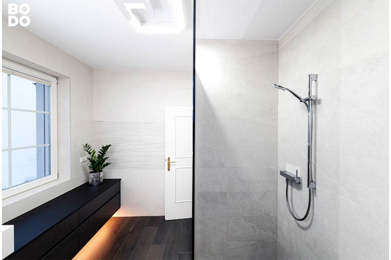 Modernes Badezimmer mit bodenebener Dusche und schwarzer Kommode