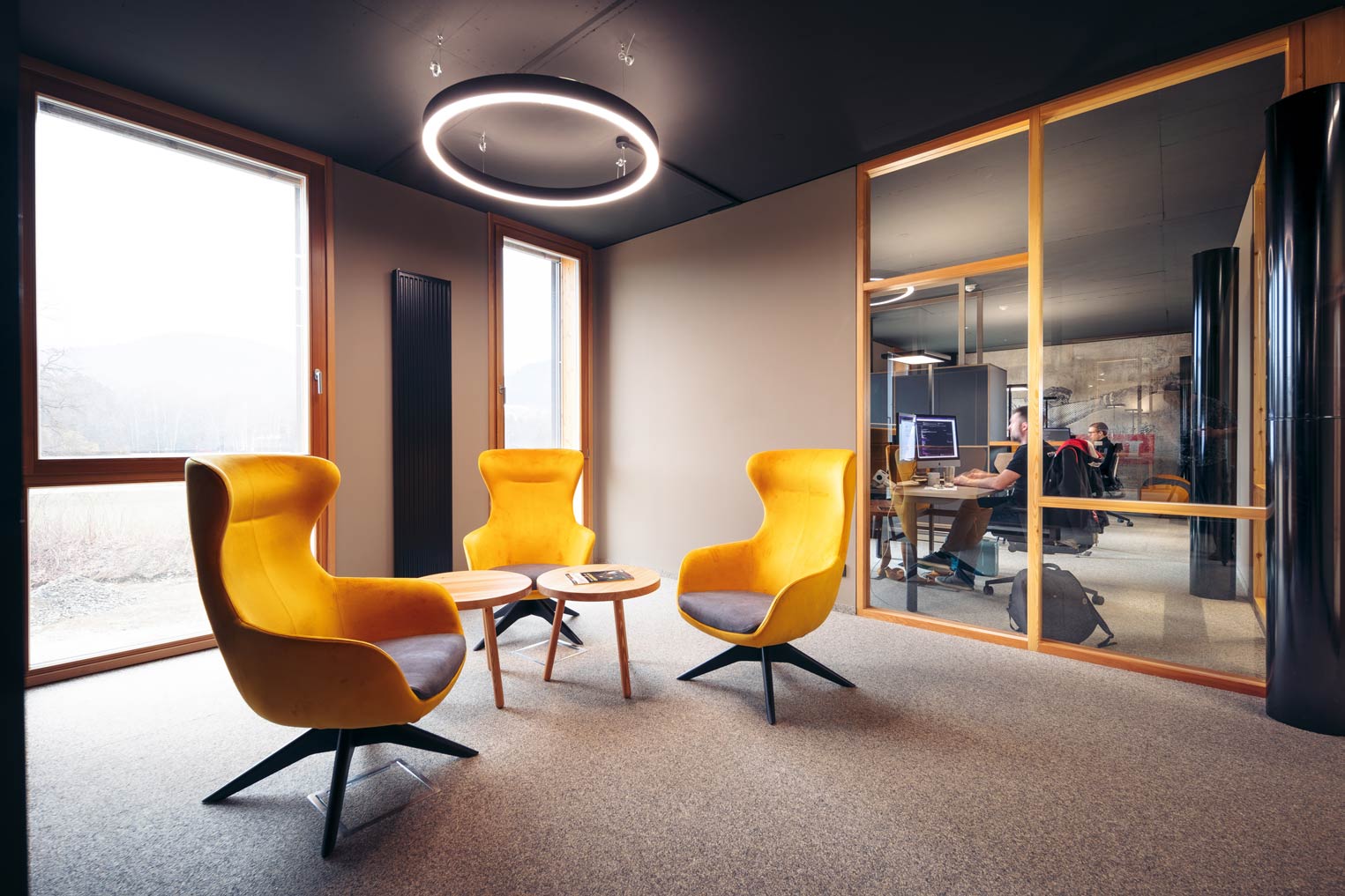Moderne Lounge-Ecke mit gelben Sesseln in einem Büro
