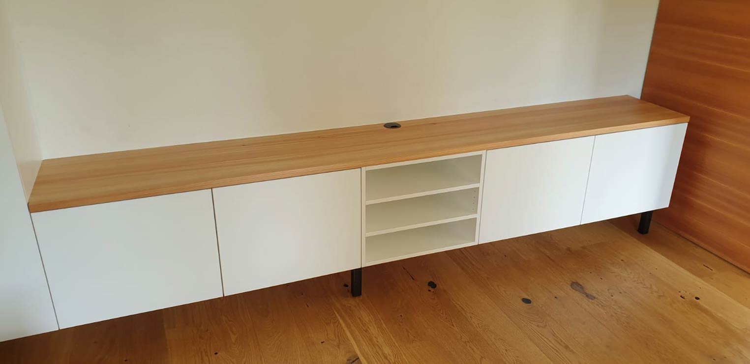 Weißer Sideboard-Schrank mit Holzoberfläche und offenen Regalfächern