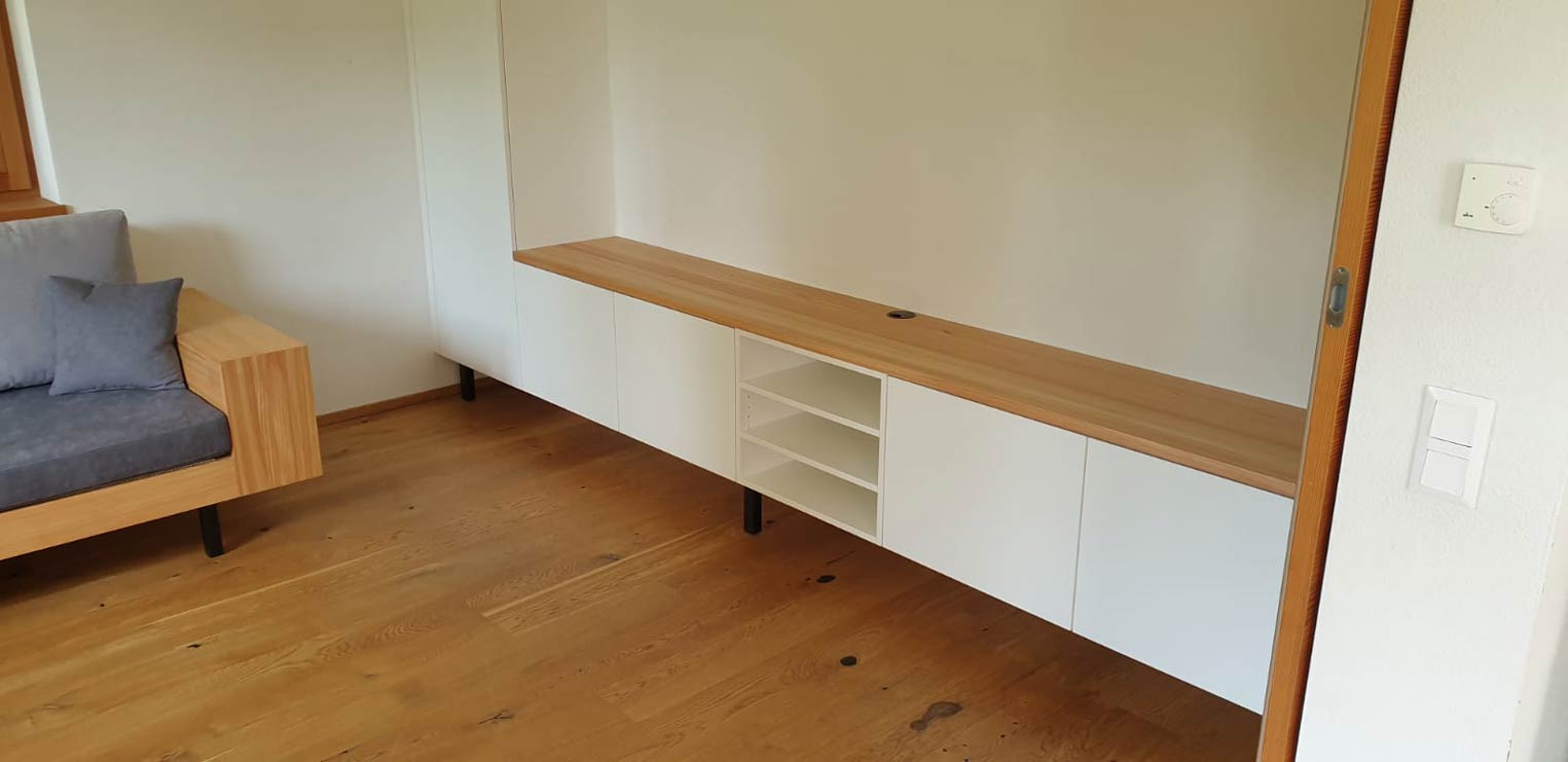 Moderner Sideboard-Schrank mit Holzoberfläche im Wohnzimmer